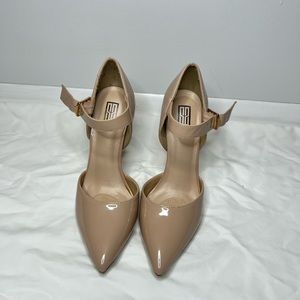 Signature Tan pumps size 8